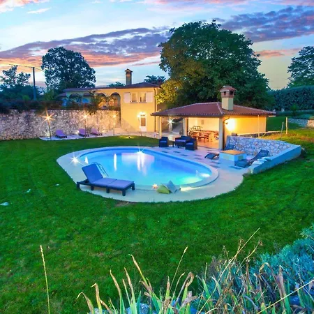 Romantic Sky With Pool And Garden Nedeščina