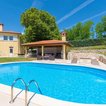Romantic Sky With Pool And Garden *