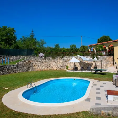 Romantic Sky With Pool And Garden Nedeščina