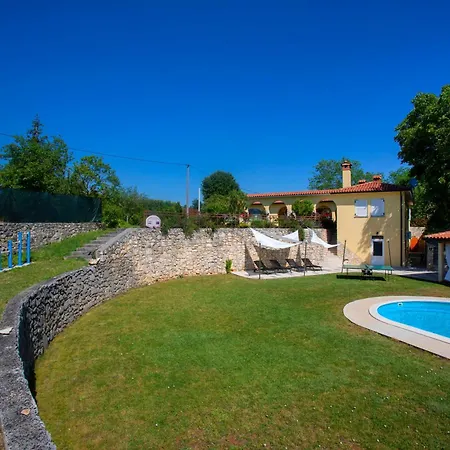Romantic Sky With Pool And Garden Nedeščina